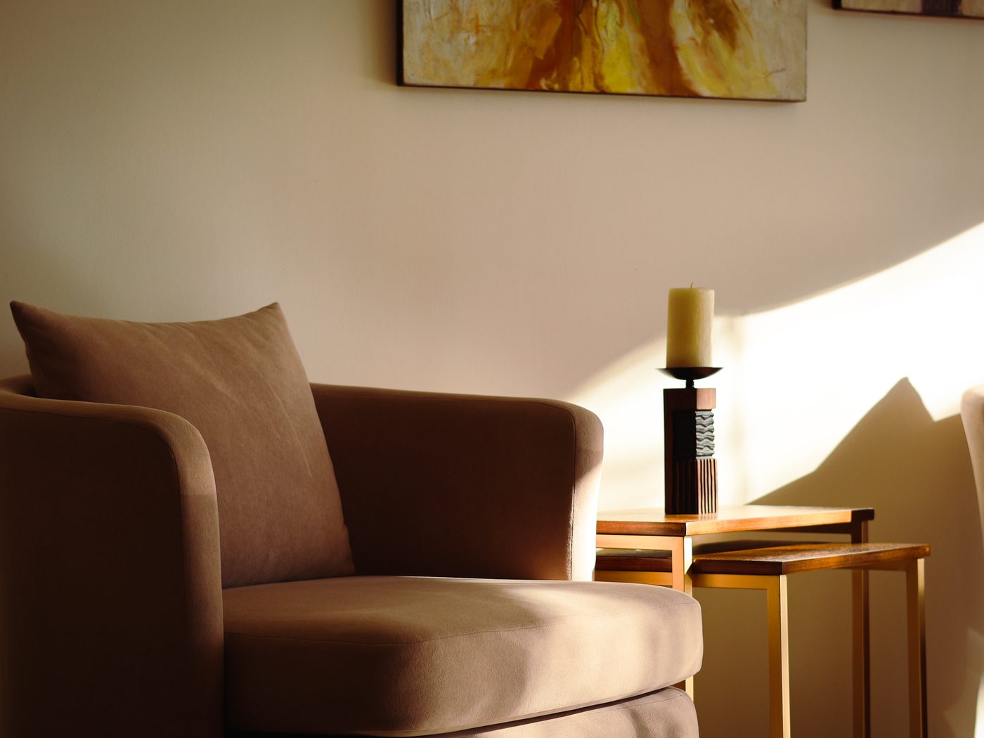Sillón junto a una ventana con luz cálida en una consulta