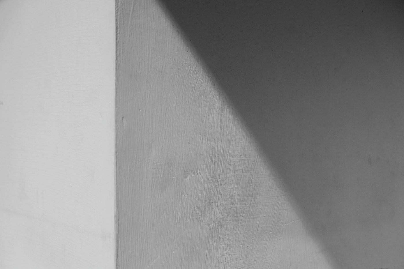 Sombra diagonal proyectada sobre un muro claro